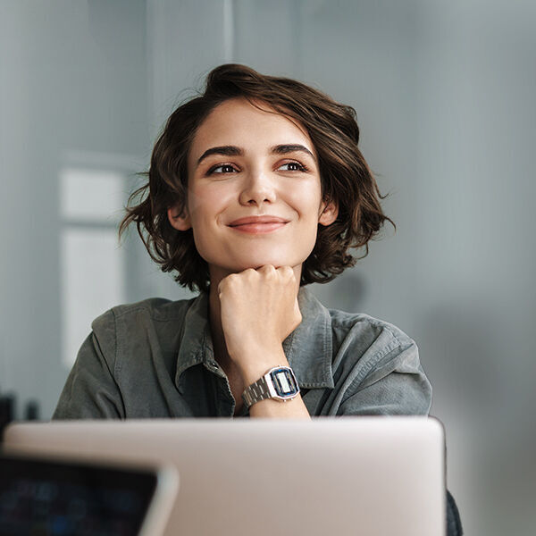 eine Frau sitzt an einem Schreibtisch mit einem Laptop